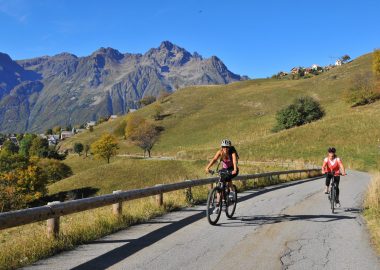 De beklimming van Alpe d’Huez, de discrete beklimming op een elektrische fiets