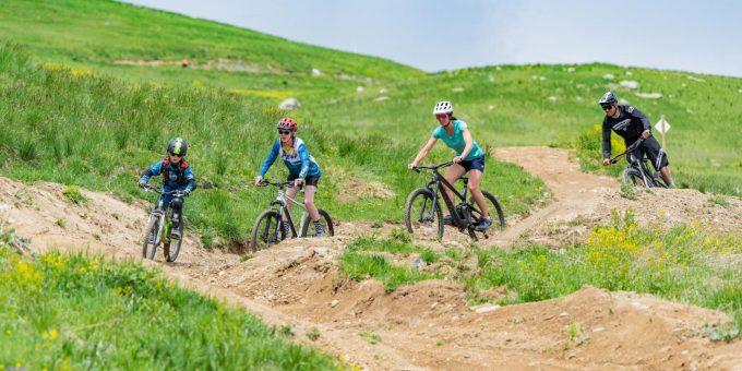 Sport- en vrijetijdsactiviteiten in de zomer – Famille_Alpe d’Huez
