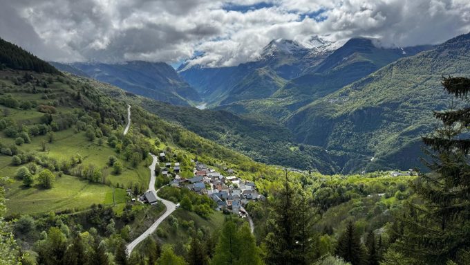 Oriëntatieparcours erfgoed: gehuchten van Auris “Les Cours – Les Châtains_Auris-en-Oisans