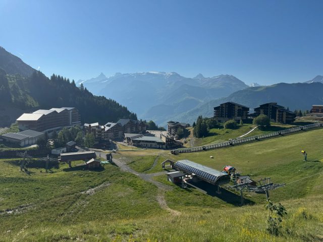 Het station van Auris gezien vanaf de Col de Maronne