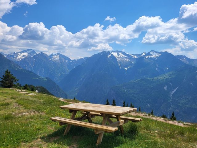 Picknick met uitzicht vanaf de Sûres