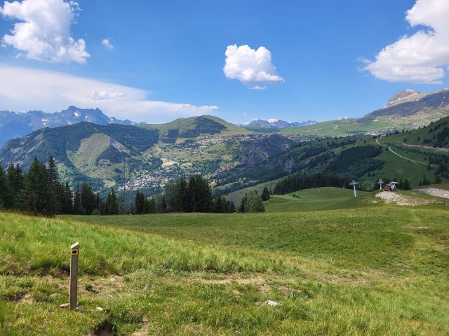 Uitzicht op de Alpe d’Huez vanaf het wandelpad van Les Sûres