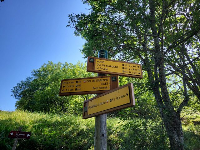 Verkeersbord voor voetgangers in het gehucht Rosai
