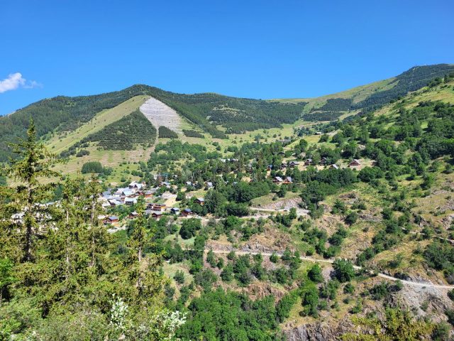 Uitzicht op het dorp Huez vanaf het wandelpad