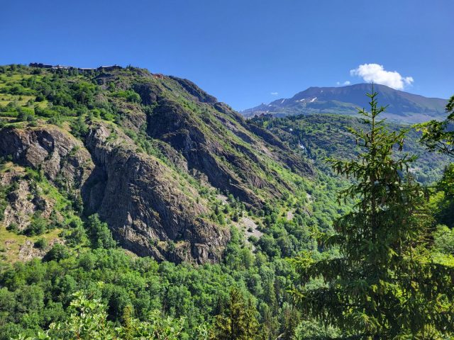 Uitzicht vanaf het wandelpad door de Gorges de Sarenne