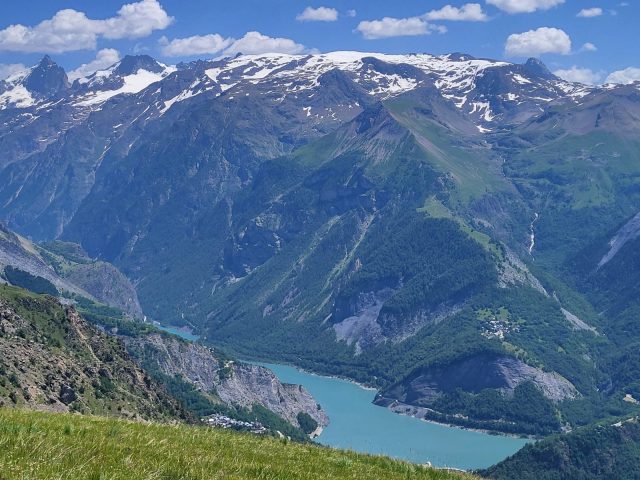 Het meer van Chambon en het Écrins-gebergte