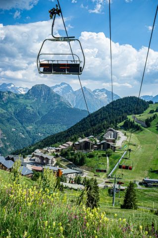 Het skigebied van Auris-en-Oisans gezien vanaf de Col de Maronne