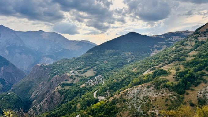Uitzicht op de gehuchten van Auris vanaf de Chemin de la Mine