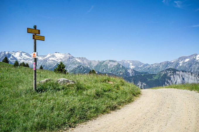 Uitzicht op de Ecrins, Taillefer en Belledonne vanaf de piste richting de Col de Maronne