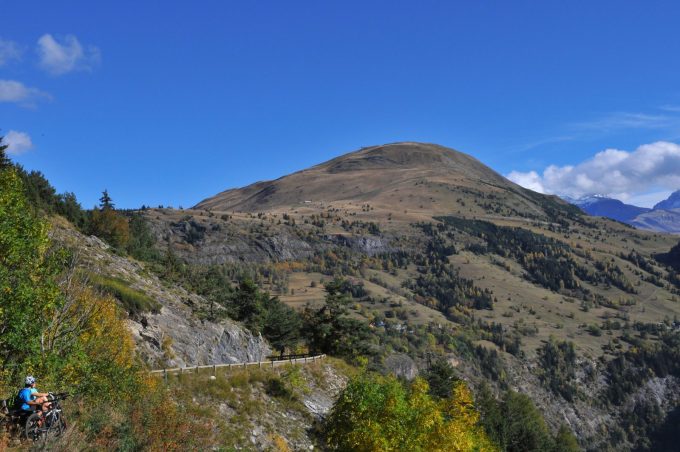 De beklimming van Alpe d’Huez, de discrete beklimming op een elektrische fiets_Le Bourg-d’Oisans